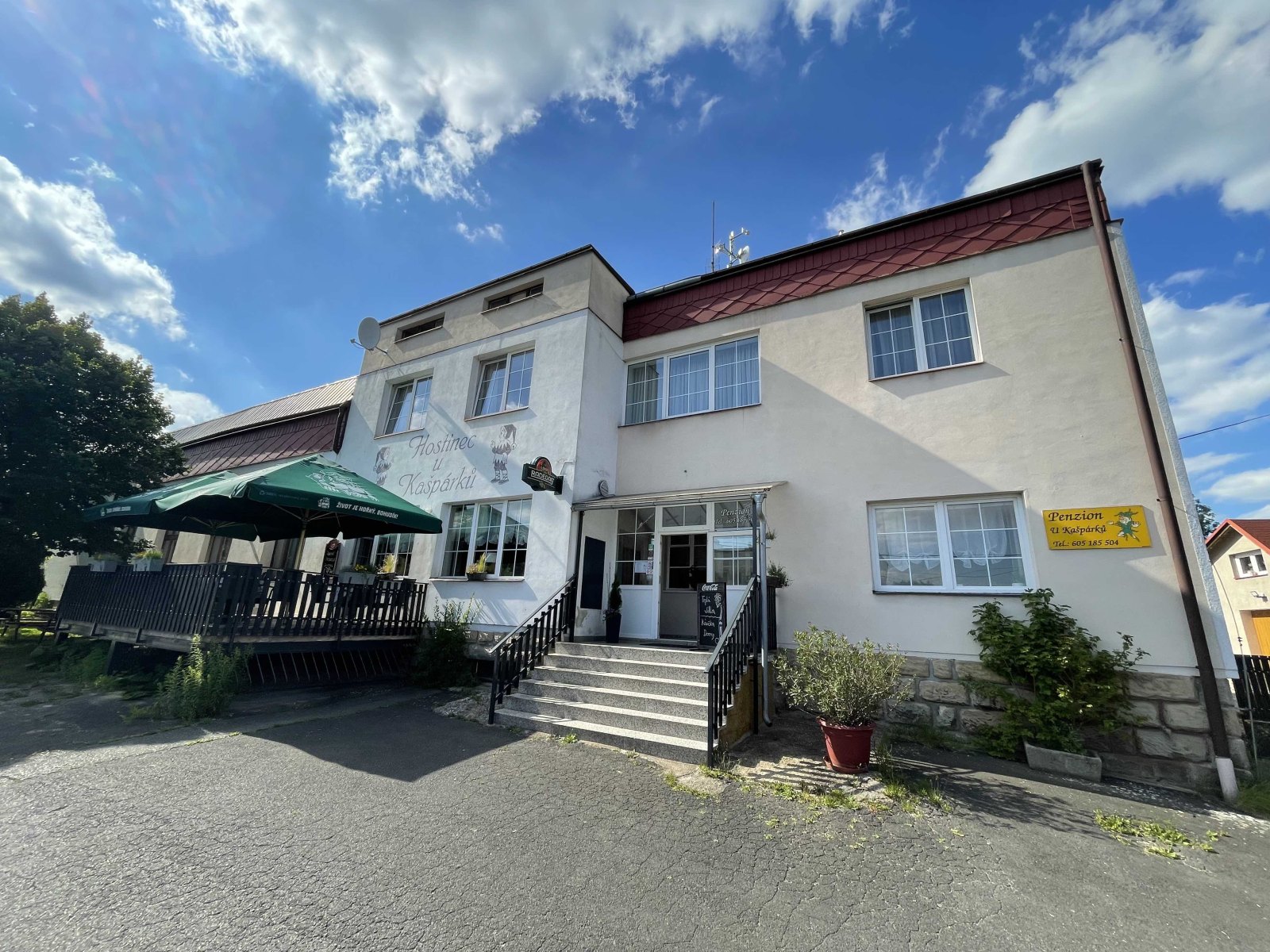 Budova penzionu a restaurace U Kašpárků u silnice ve Žďáru