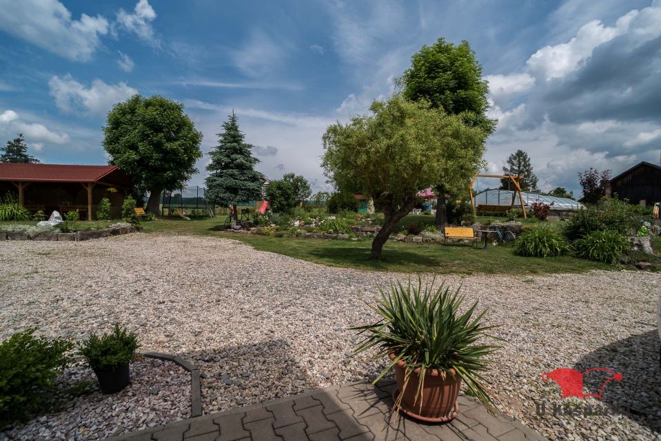 Okrasná zahrada penzionu se štěrkovou cestou