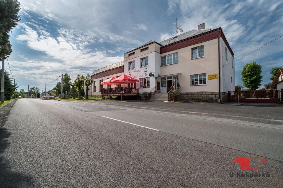Das Gebäude der Pension U Kašpárků von der Straße in Žďár u Mnichova Hradiště