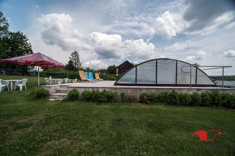 Garten mit überdachtem Pool und Sitzgelegenheiten