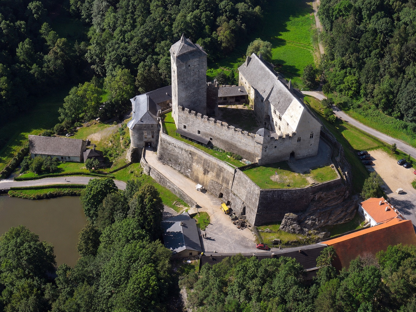 Hrad nad rybníkem v krajině Českého ráje